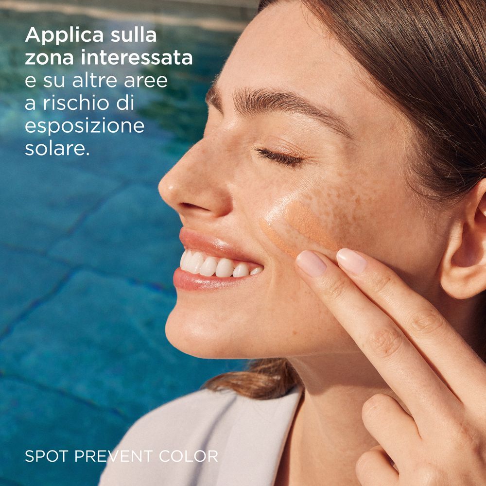 Donna che applica il prodotto. Testo: Applicare sulla zona interessata e su altre aree esposte al sole.