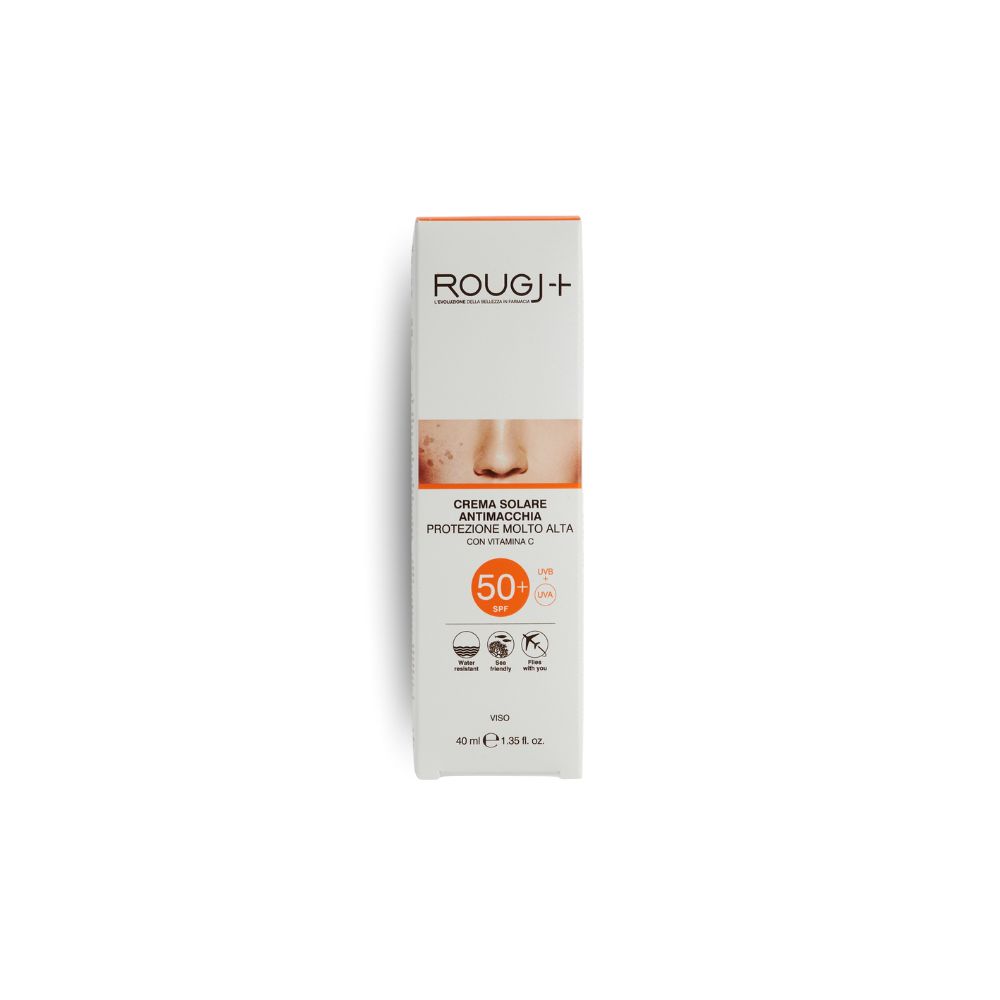 Confezione Rougj+ crema solare antimacchia SPF 50. Viso. Immagine di pelle con macchie. Testo in italiano.