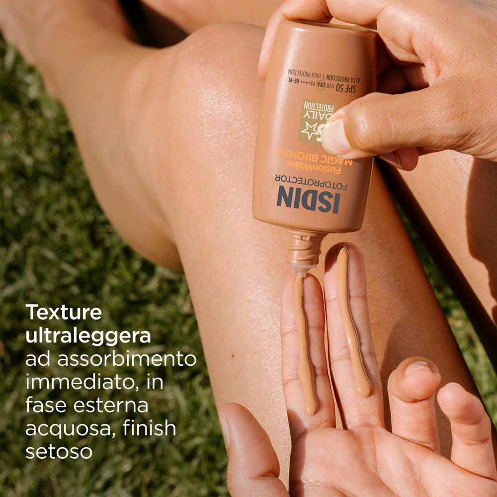 Prodotto sulle dita. Testo: texture ultraleggera, assorbimento immediato, fase acquosa, finish setoso.
