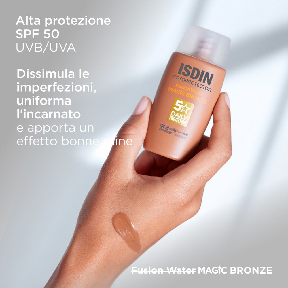 Prodotto sulla mano. Testo: alta protezione SPF 50, UVB/UVA. Copre le imperfezioni. Tono della pelle.