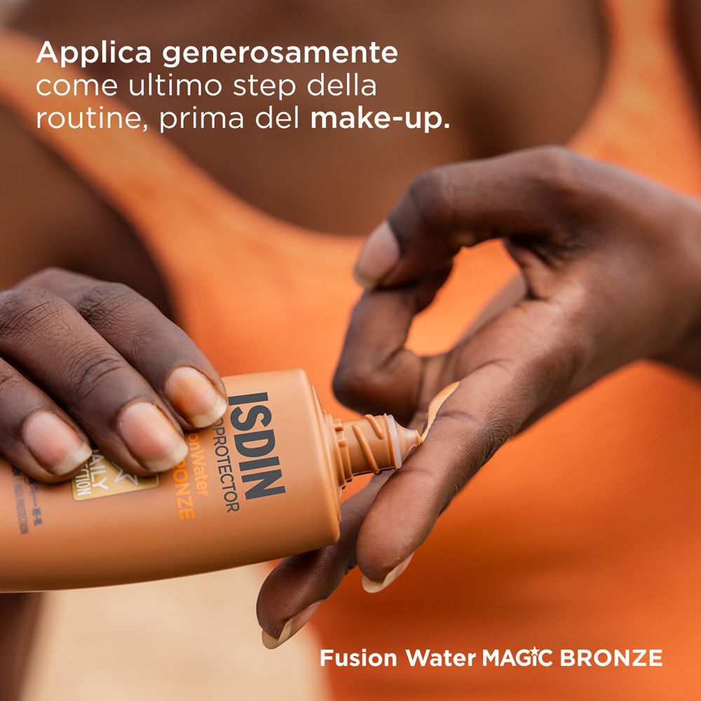 Prodotto applicato sulla mano. Testo: come ultimo step della routine, prima del make-up.