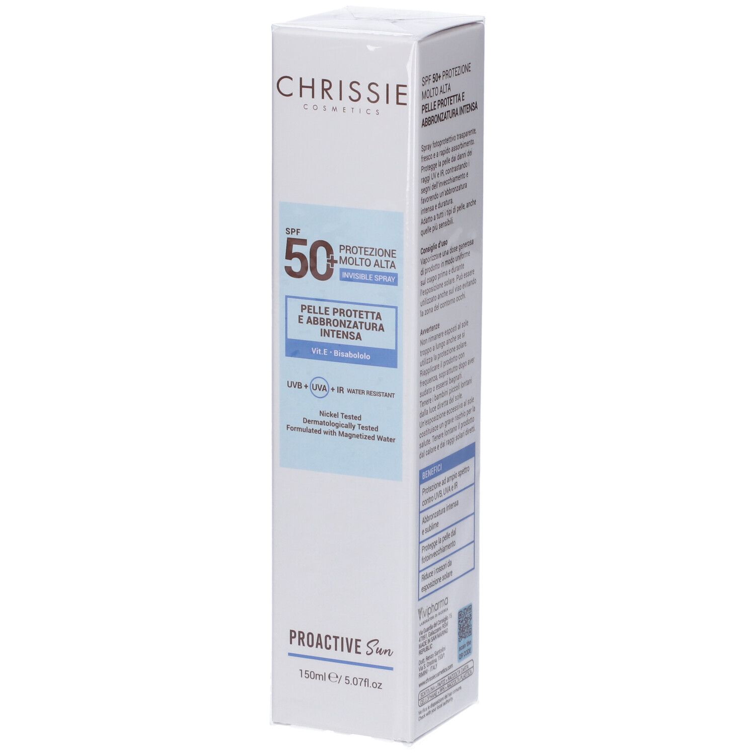 Confezione bianca con Chrissie Cosmetics, SPF 50+ e Proactive Sun. Testo: protezione, abbronzatura, resistente all'acqua.