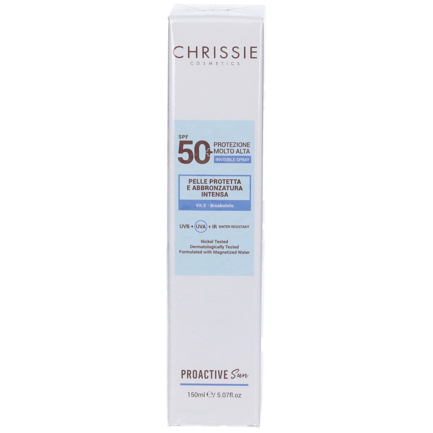 Confezione bianca con Chrissie Cosmetics, SPF 50+ e Proactive Sun. Testo: protezione, abbronzatura, resistente all'acqua.