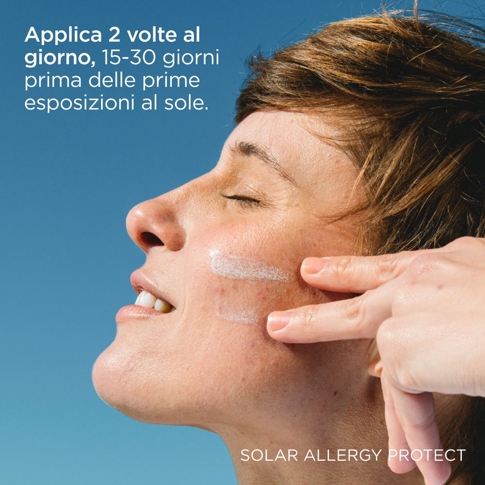 Donna applica crema sul viso. Applicazione: 2 volte al giorno, 15-30 giorni prima dell'esposizione solare.