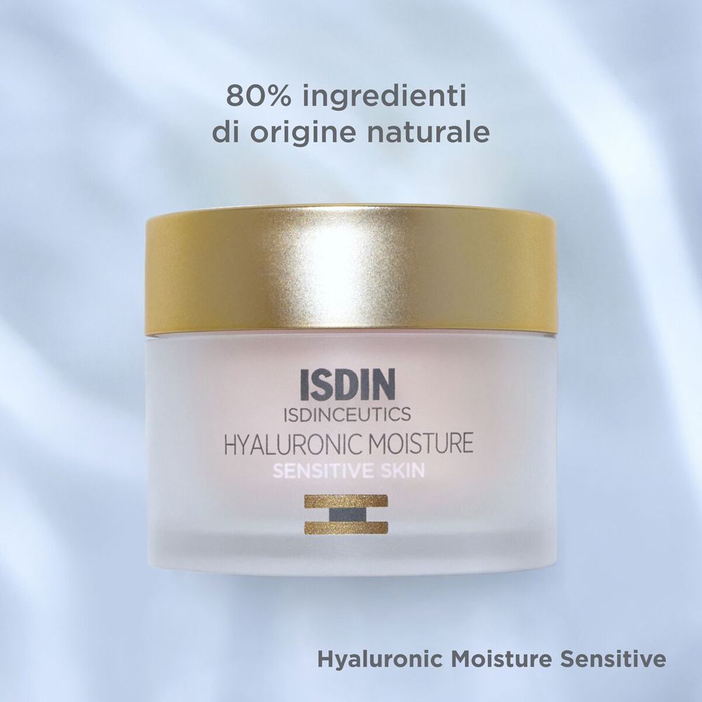 Vaso di crema con coperchio dorato. Testo: 80% ingredienti di origine naturale, HYALURONIC MOISTURE SENSITIVE SKIN.