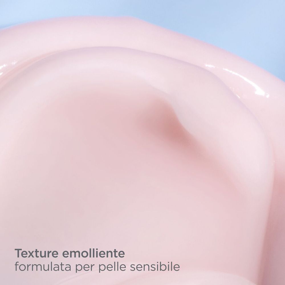 Primo piano della crema. Testo: Texture emolliente formulata per pelle sensibile.