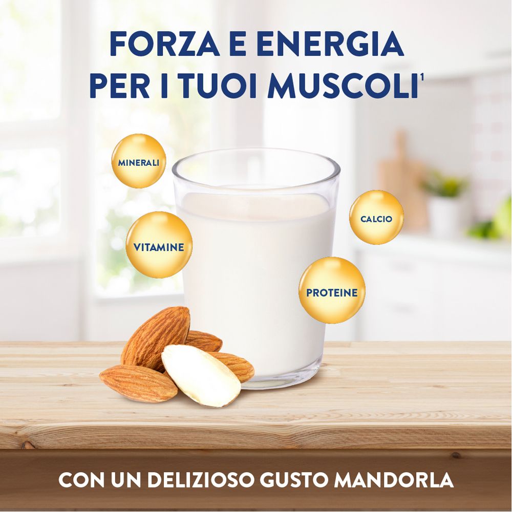Bicchiere con liquido, mandorle, cerchi gialli con vitamine, minerali, calcio, proteine. Su superficie in legno.
