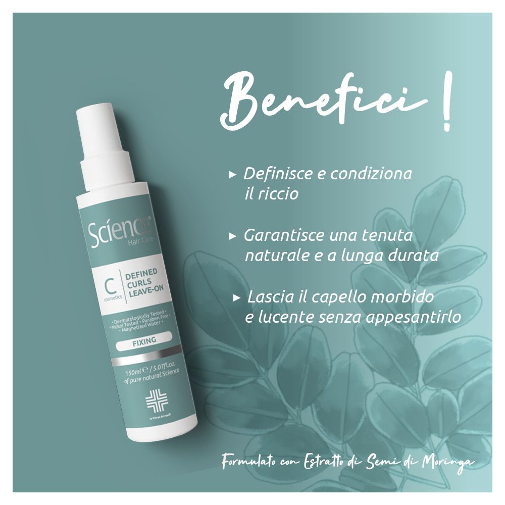 Flacone del prodotto su sfondo verde con foglie. Testo: Benefici. Definisce i ricci, lunga durata, rende i capelli morbidi.