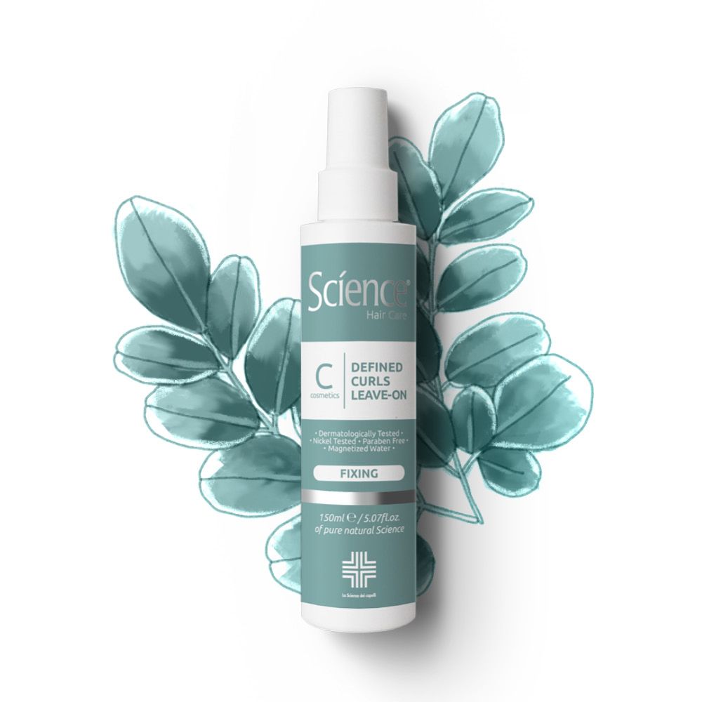 Flacone spray per capelli con foglie. Erogatore bianco, etichetta verde chiaro con testo. Marchio: Science Hair Care.