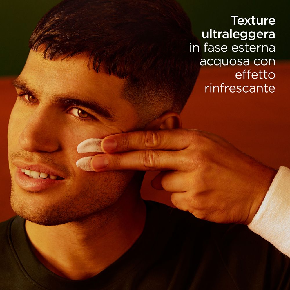 Uomo applica crema solare. Testo: texture ultraleggera, rinfrescante. Sfondo marrone.