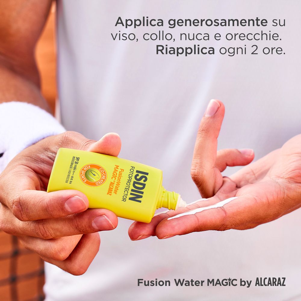Uomo applica crema solare. ISDIN Fotoprotector Fusion Water Magic. Applicazione: viso, collo, orecchie.
