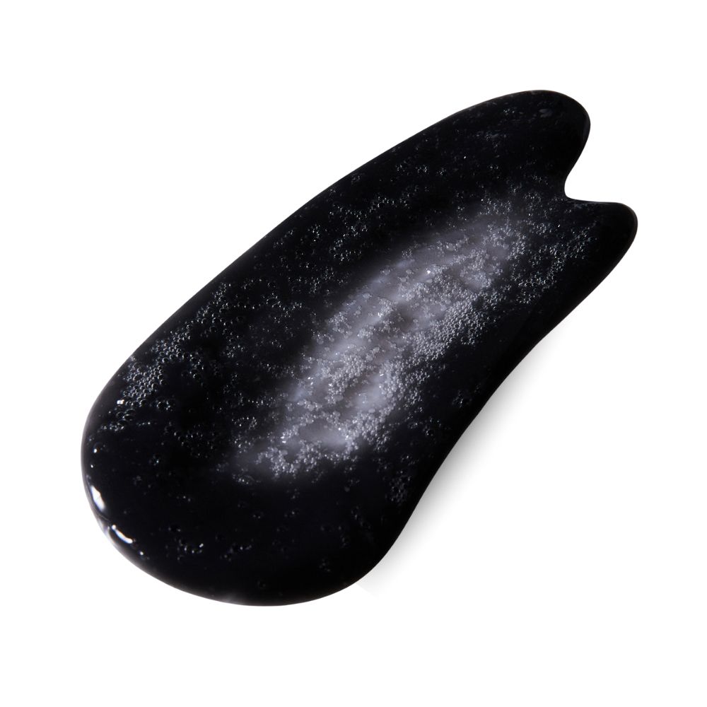 Sostanza nera lucida stesa con una spatola. Forma irregolare, con un'incavatura.