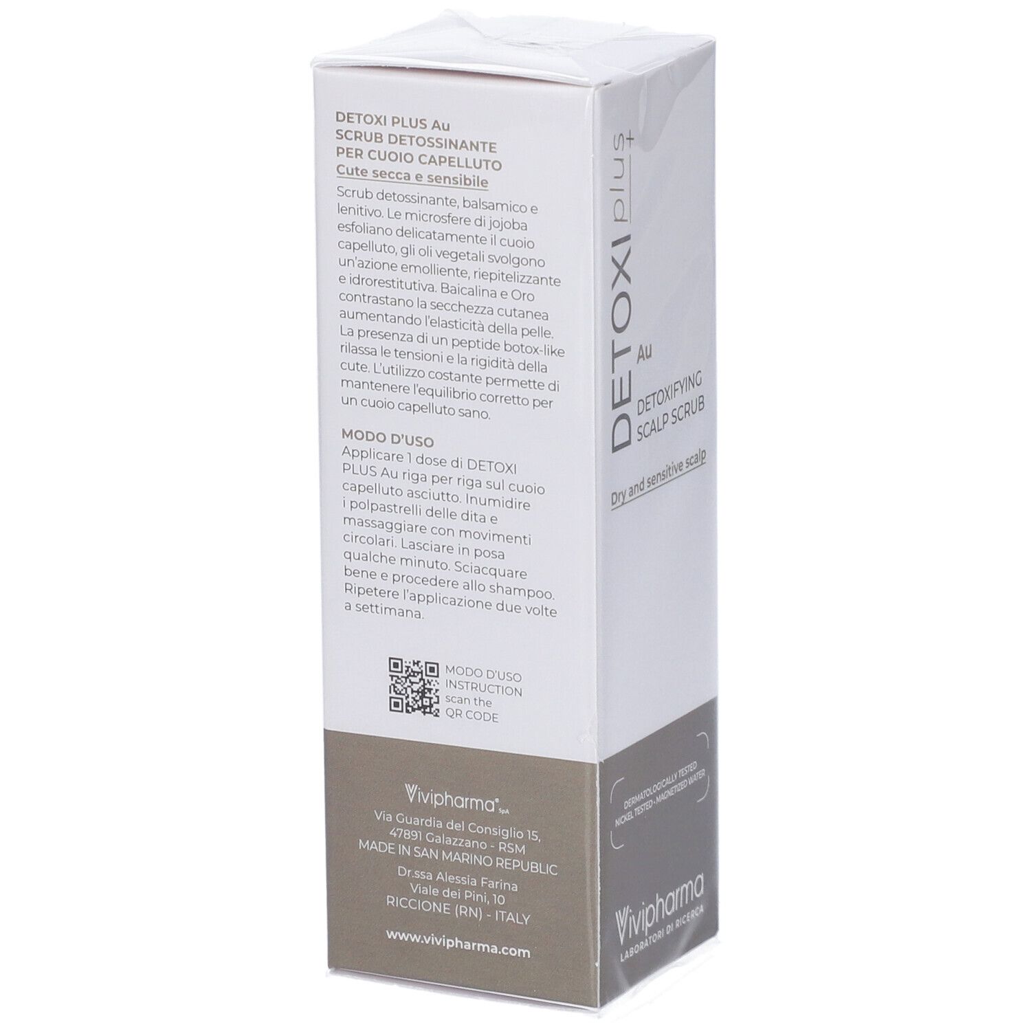 Scatola bianca, descrizione del prodotto e indirizzo. Testo: Detoxi Plus Au Scrub Detossinante per Cuoio Capelluto. Logo Vivipharma.