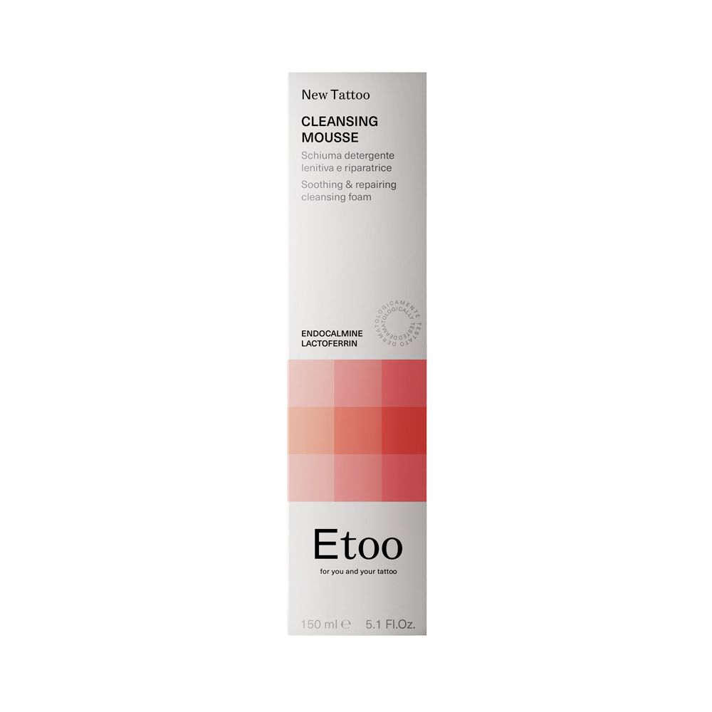 Confezione per Etoo Cleansing Mousse. Bianco con sfumatura rossa. Scritta: New Tattoo Cleansing Mousse. Marchio: Etoo.