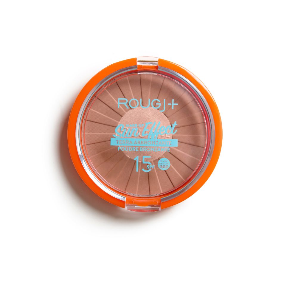 Contenitore rotondo arancione. Fard visibile attraverso il coperchio trasparente. Marchio Rougj+, testo Sun Effect, SPF 15.