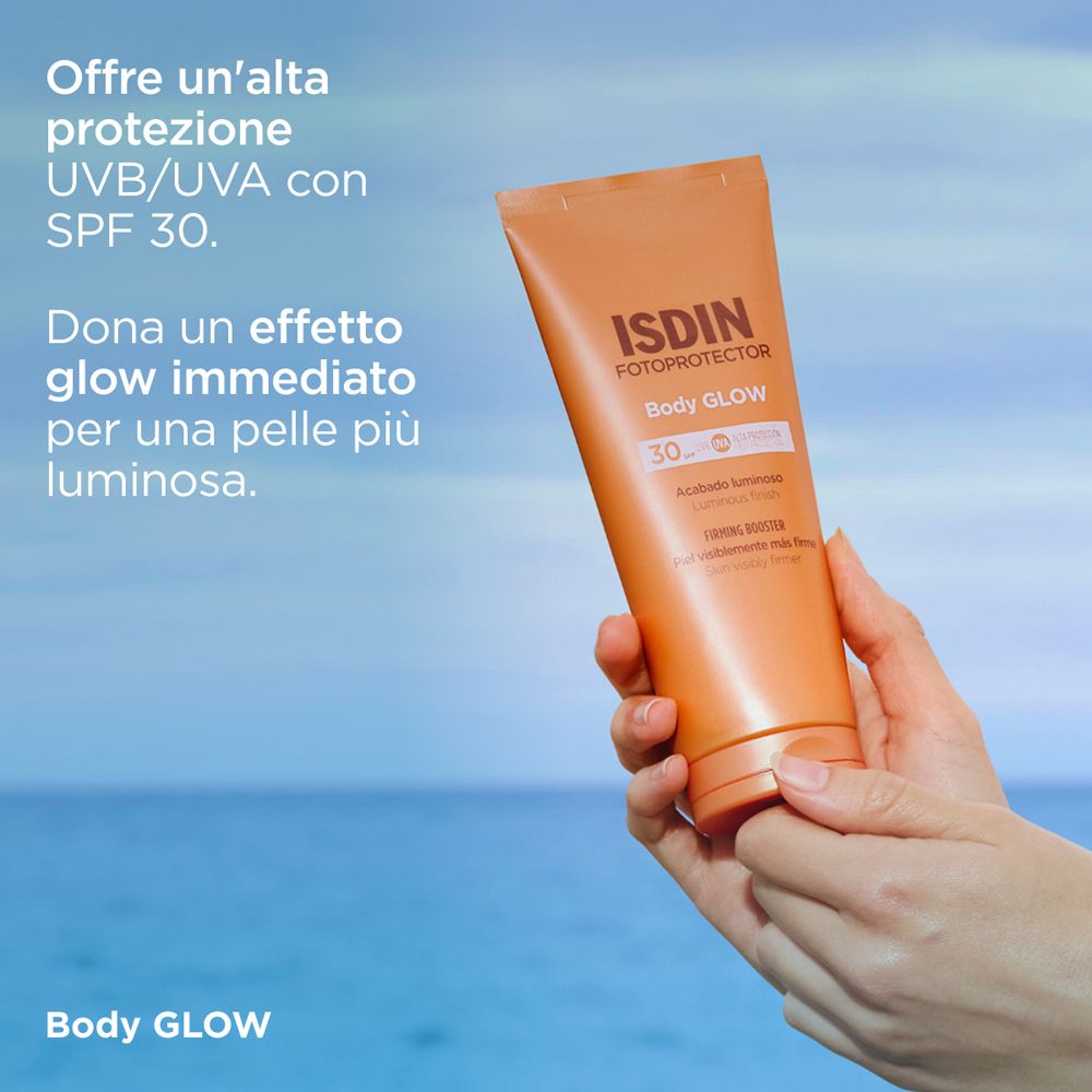 Prodotto in mano. Testo: Offre un'alta protezione UVB/UVA con SPF 30. Dona un effetto glow immediato.