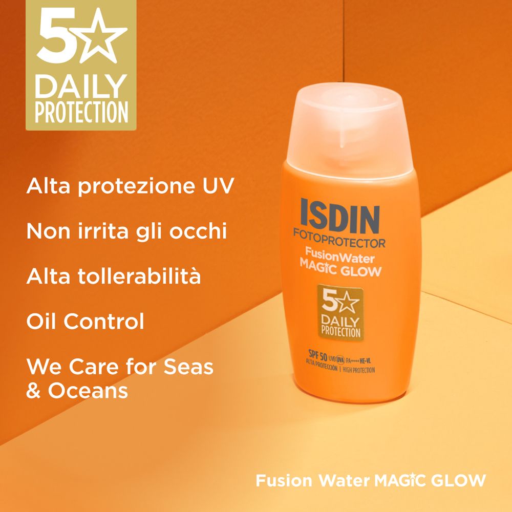 Flacone arancione con tappo bianco. Scritta: ISDIN Fotoprotector Fusion Water MAGIC GLOW. Testo: 5 Daily Protection.