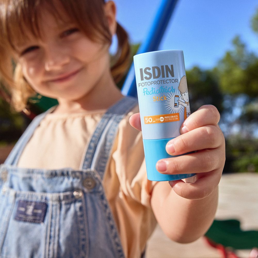 Bambino tiene stick blu. ISDIN Fotoprotector Pediatrics Stick. SPF50. Per bambini.