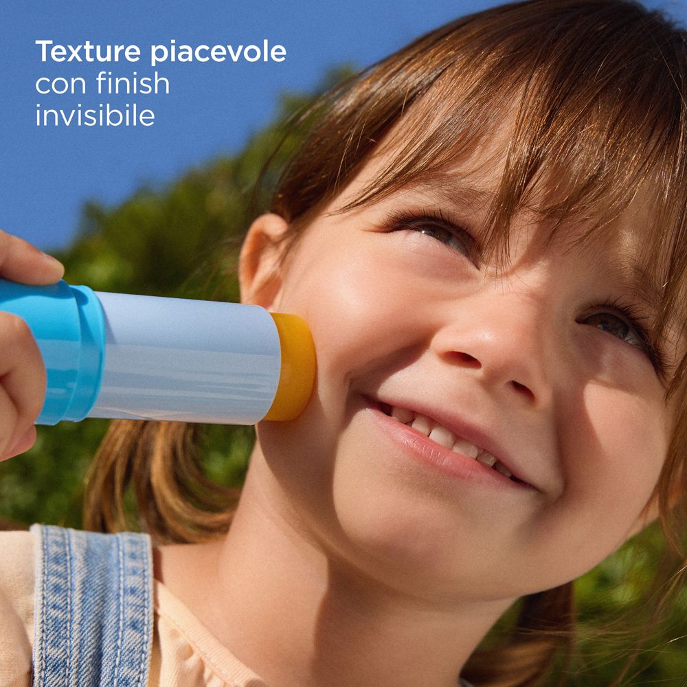 Bambino con stick sulla guancia. Testo: Texture piacevole con finish invisibile.