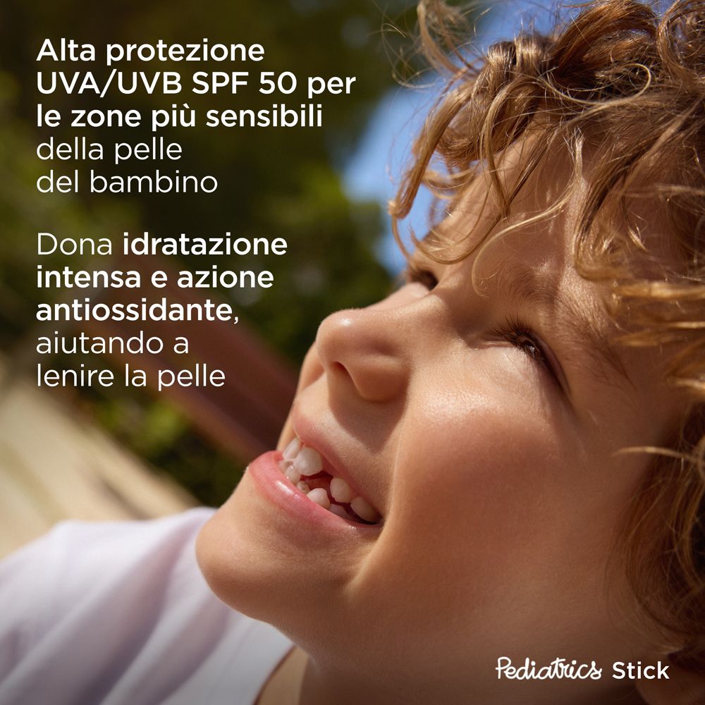 Bambino sorridente. Testo: Alta protezione UVA/UVB SPF 50 per le zone più sensibili della pelle del bambino.