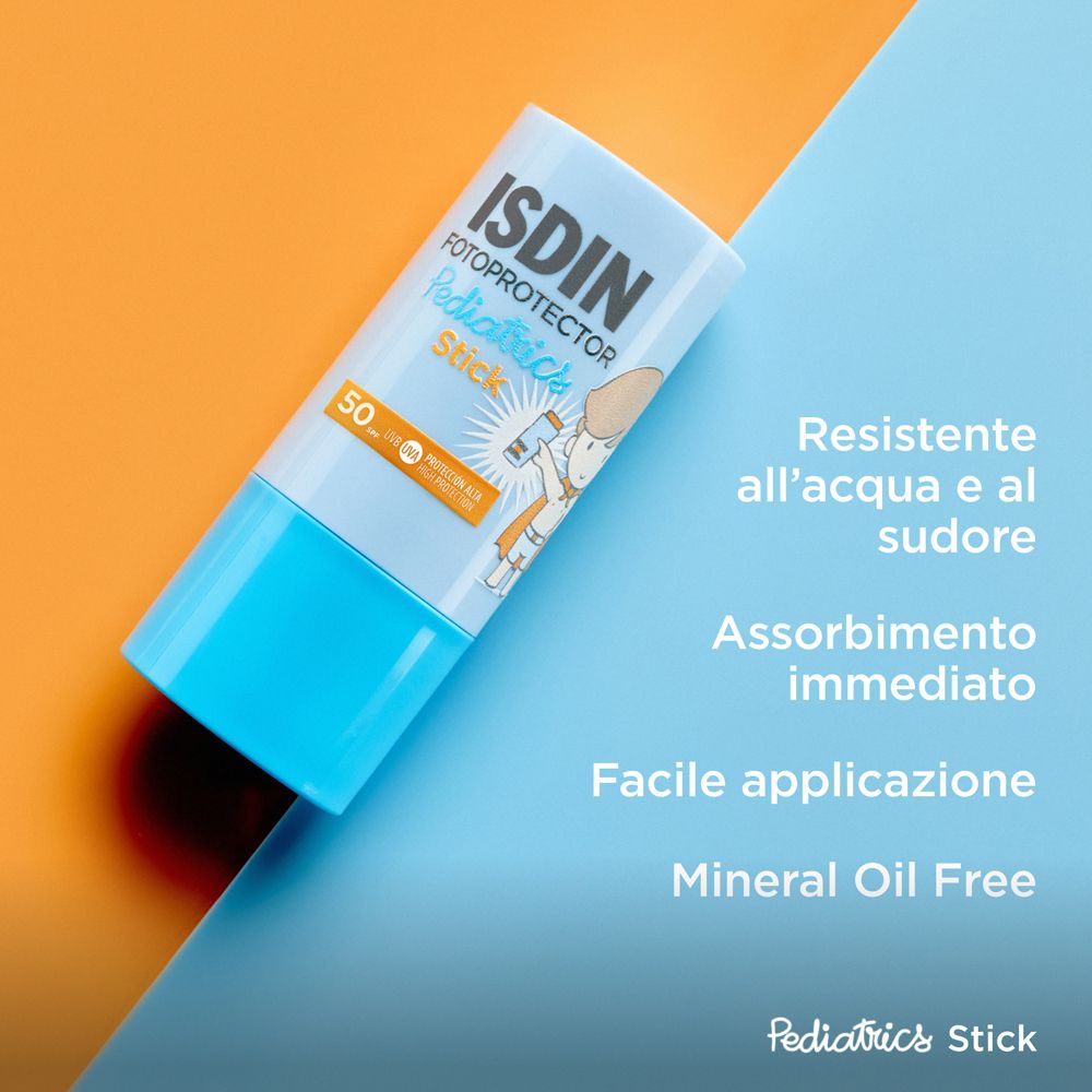 Stick blu con testo. ISDIN Fotoprotector Pediatrics Stick. SPF50. Resistente all'acqua, assorbimento immediato.
