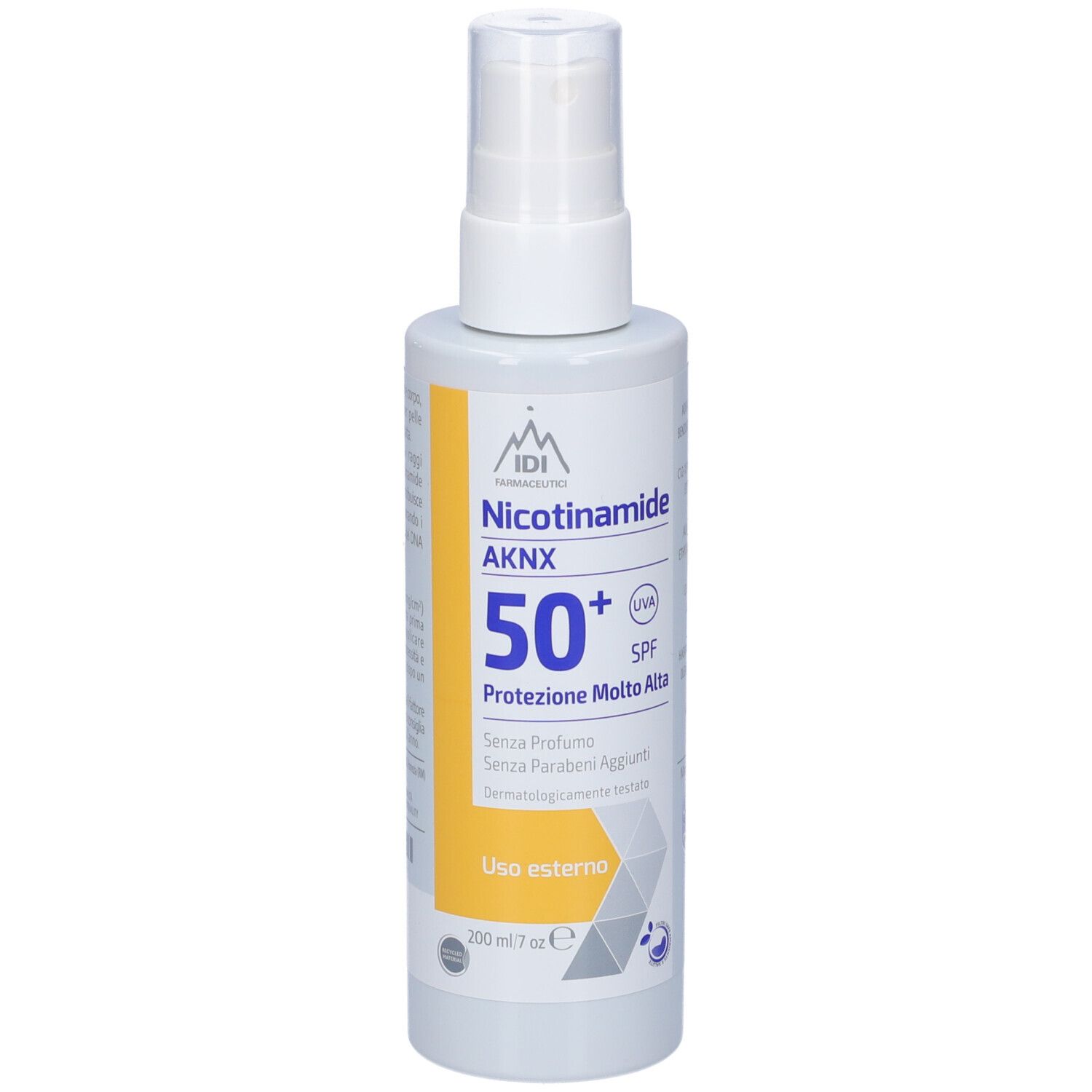 Flacone bianco con erogatore spray. Etichetta con nome prodotto, SPF 50+ e altre informazioni. Accento giallo.