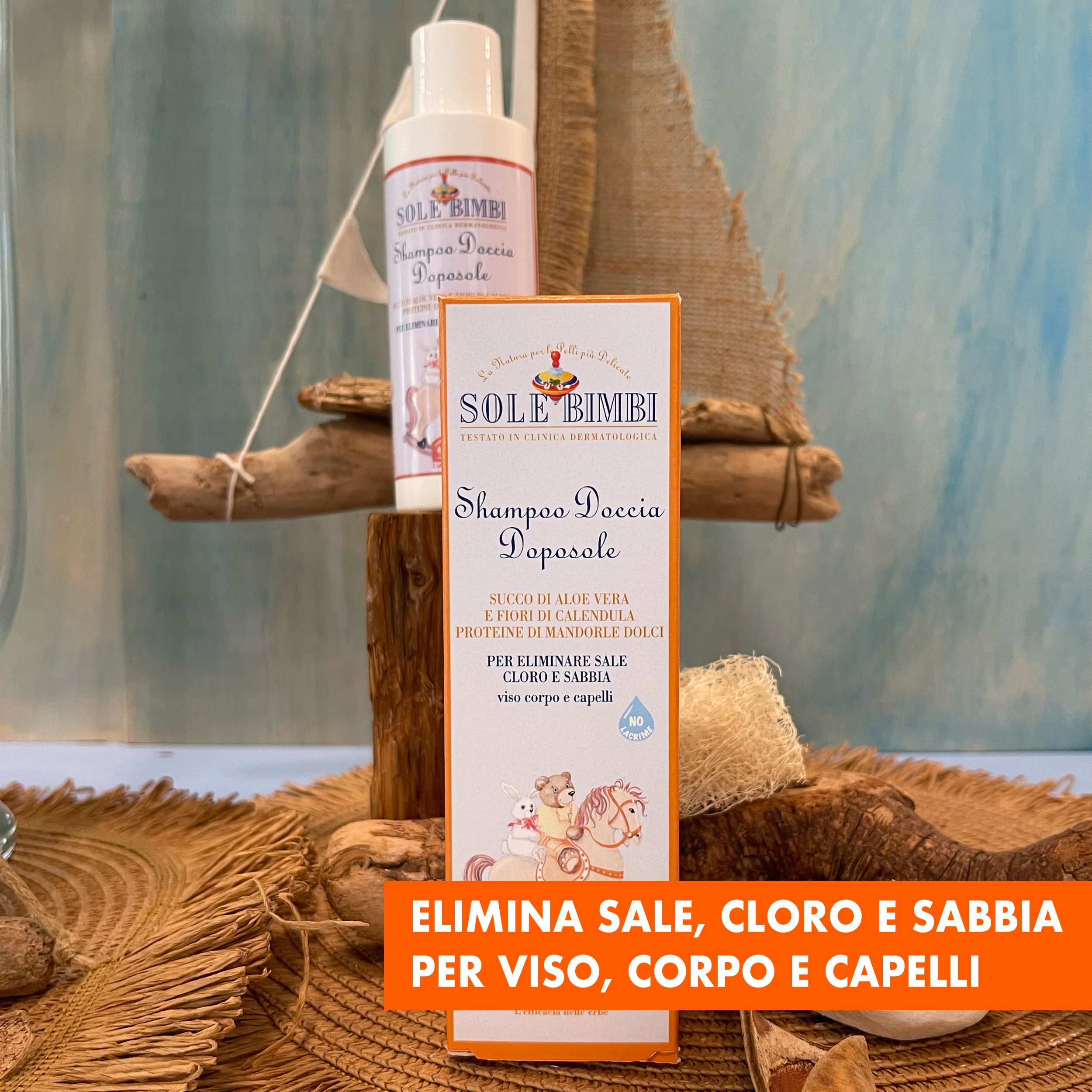 Flacone e confezione prodotto su legno. Testo: SOLE BIMBI Shampoo Doccia Doposole. Confezione con testo: Elimina sale, cloro e sabbia.