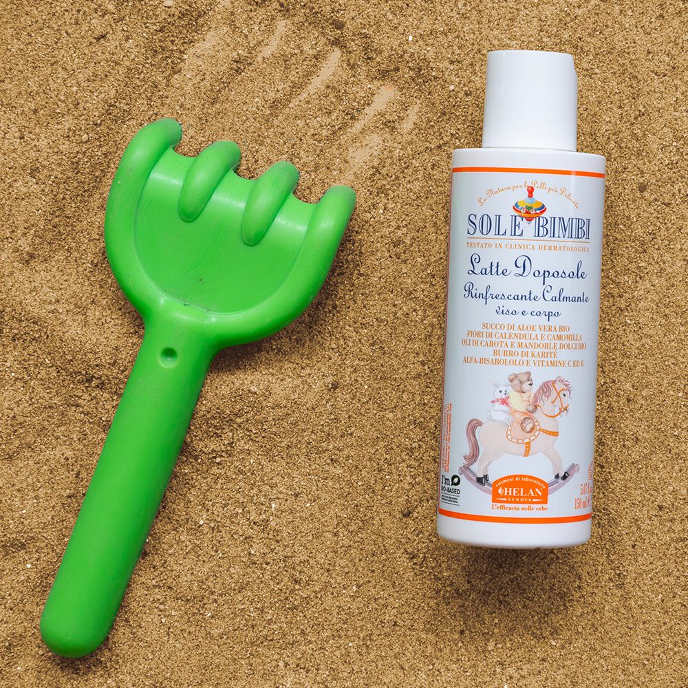 Flacone SOLE BIMBI Latte Doposole su sabbia. Giocattolo verde. Testo e illustrazioni. Tappo bianco.