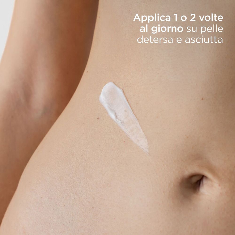 Una crema bianca applicata sulla pelle.