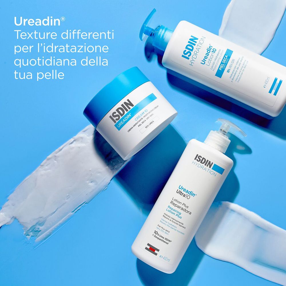 ISDIN Ureadin Cream Gel e due lozioni ISDIN Ureadin con dispenser a pompa, circondati da crema bianca su sfondo blu.