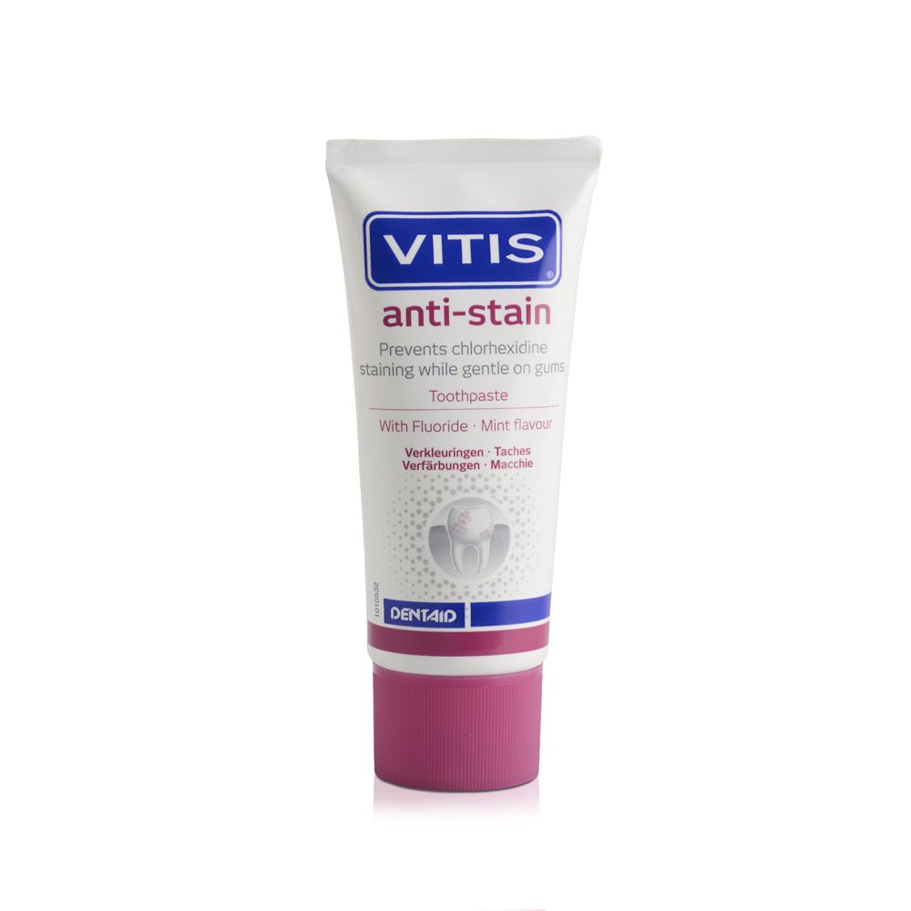 Tubo di dentifricio bianco, design blu e rosa. Scritta: VITIS anti-macchia. Contiene fluoro e aroma menta.