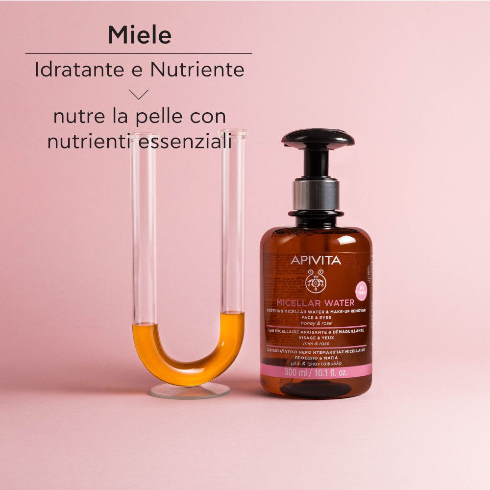 Flacone marrone con dosatore nero. Scritta: Apivita Micellar Water. Accanto: provetta con liquido.