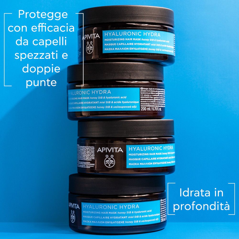 Barattoli impilati con coperchi neri. Scritta: APIVITA, HYALURONIC HYDRA. Testo: Protegge dalle doppie punte.