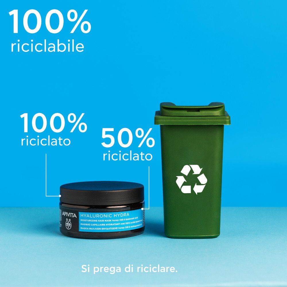 Barattolo accanto a un bidone della spazzatura. Scritta: APIVITA, HYALURONIC HYDRA. Testo: 100% riciclabile, 100% riciclato, 50% riciclato.