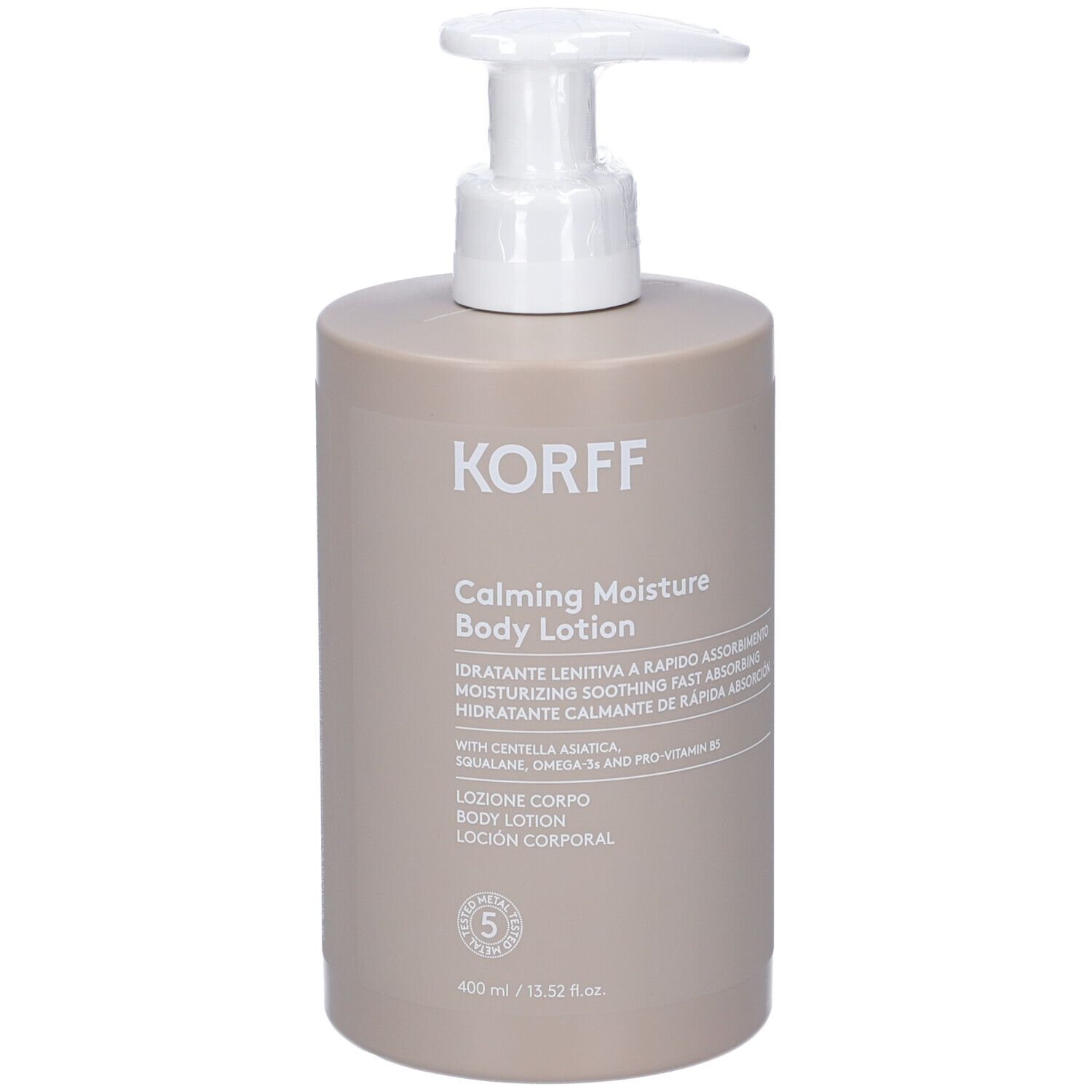 Flacone beige con dosatore bianco. Scritta: KORFF, Calming Moisture Body Lotion. 400 ml.