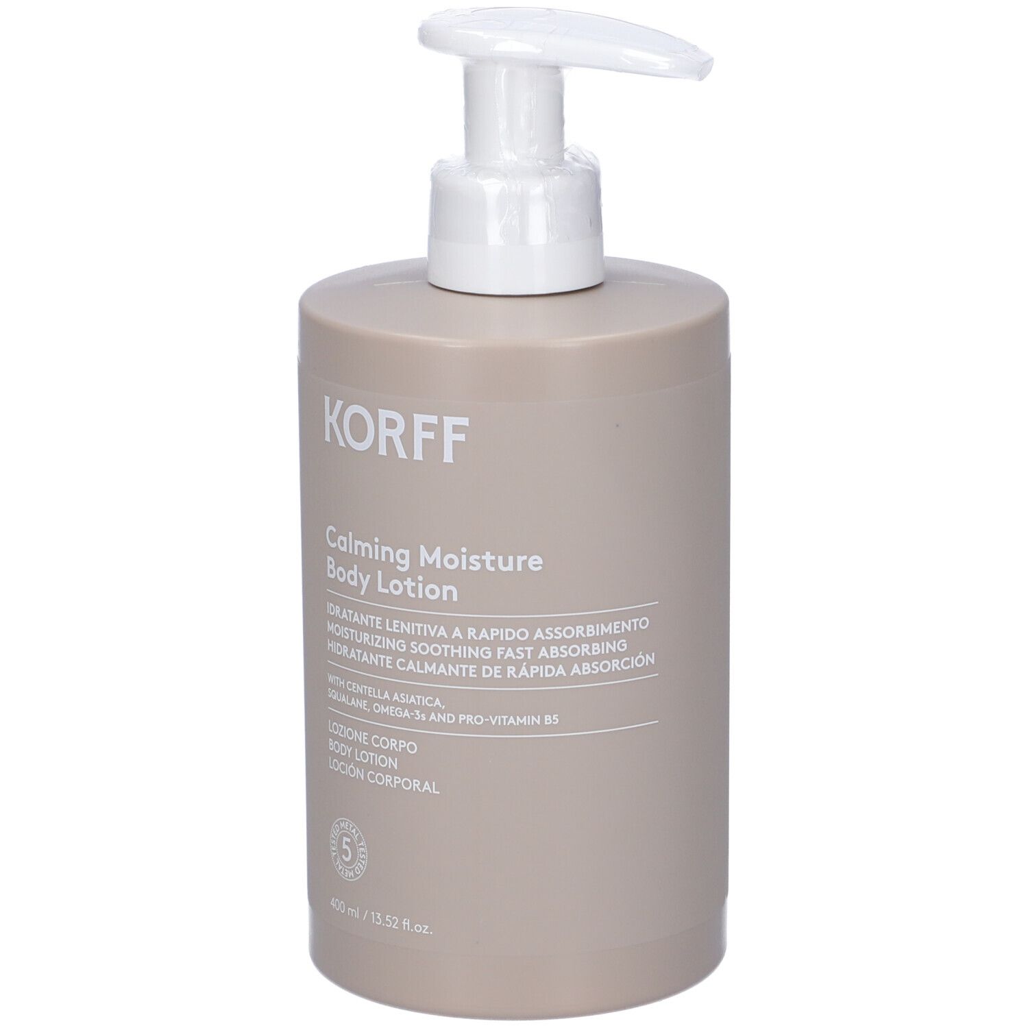 Flacone beige con dosatore bianco. Scritta: KORFF, Calming Moisture Body Lotion. 400 ml.