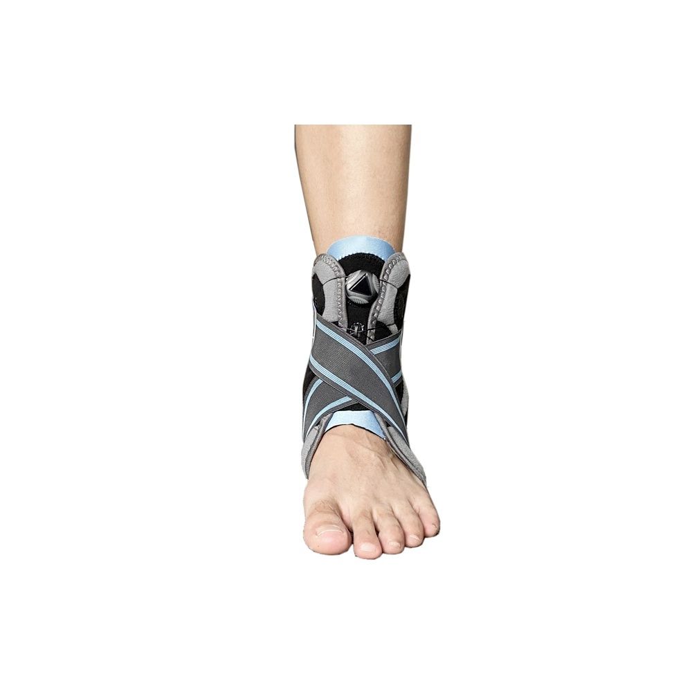 Tutore caviglia indossato. Grigio, nero e azzurro. Chiusure a strappo e cinghie. Vista frontale.