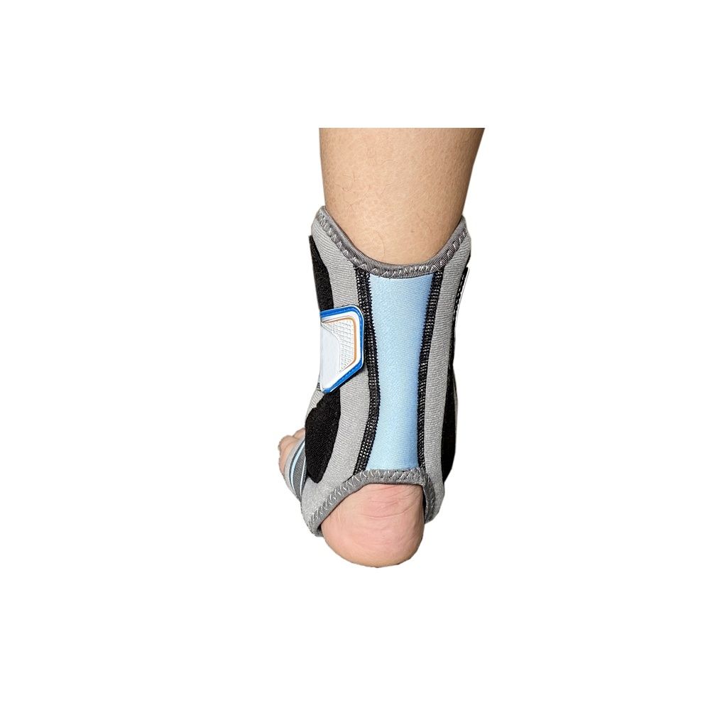 Tutore caviglia indossato. Grigio, nero e azzurro. Chiusure a strappo e cinghie. Vista posteriore.