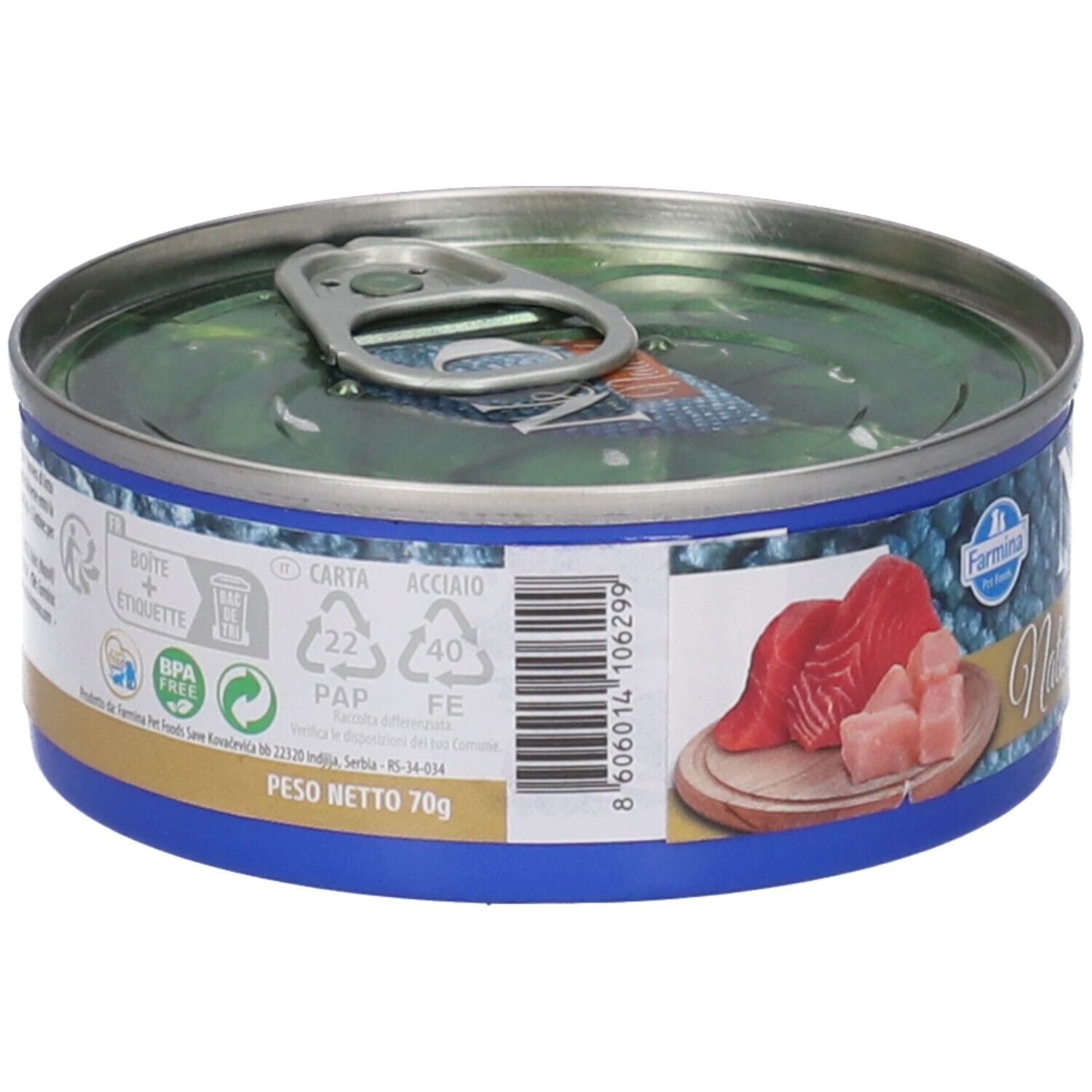 Lattina con pesce e cubetti di pesce crudo su tagliere di legno.