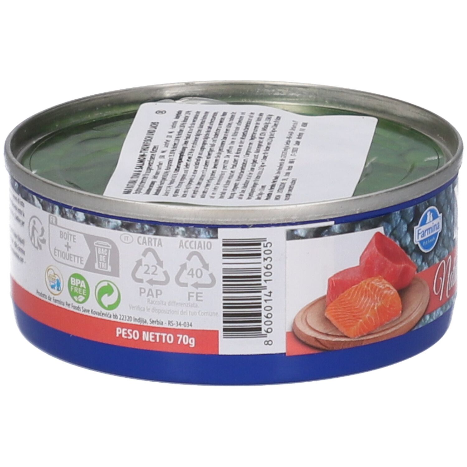 Lattina rotonda di cibo per gatti. Retro con testo e simboli di riciclaggio. Nome del prodotto e peso su fascia rossa.