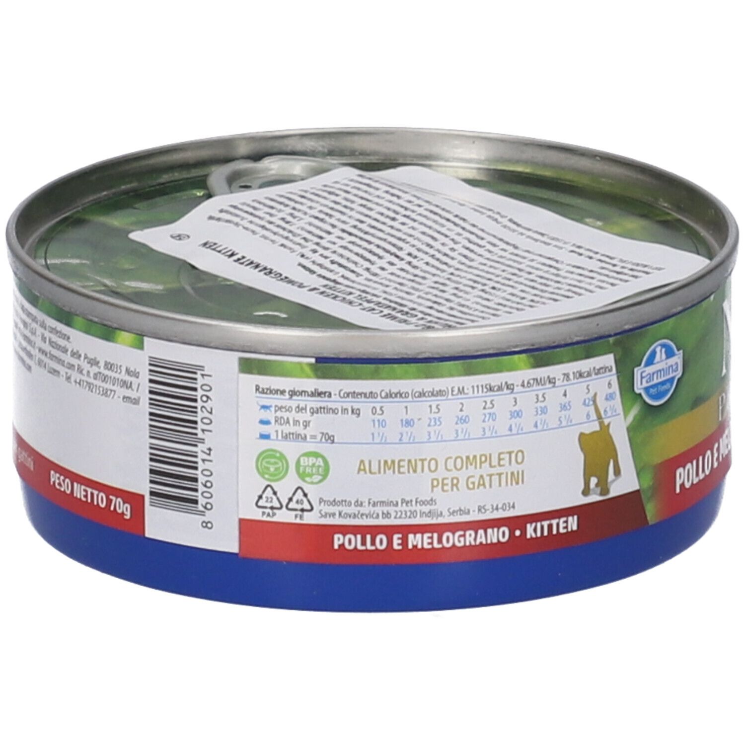Lattina di cibo per gatti, vista laterale. Base blu, coperchio argentato. Testo: Peso Netto 70g, Alimento completo per gattini. Codice a barre.
