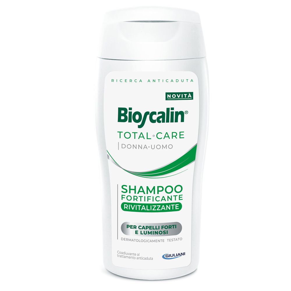 Flacone bianco con etichetta verde. Scritta: Bioscalin Total Care Shampoo Fortificante Rivitalizzante.