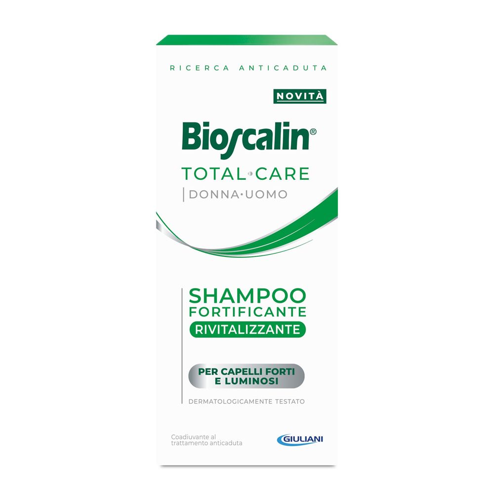 Confezione del prodotto. Etichetta bianca con accenti verdi. Scritta: Bioscalin Total Care Shampoo Fortificante Rivitalizzante.