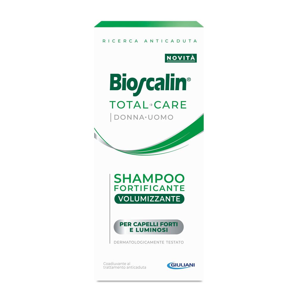 Confezione del prodotto con etichetta verde. Scritta: Bioscalin Total Care, Shampoo Fortificante Volumizzante. Per capelli forti e luminosi.