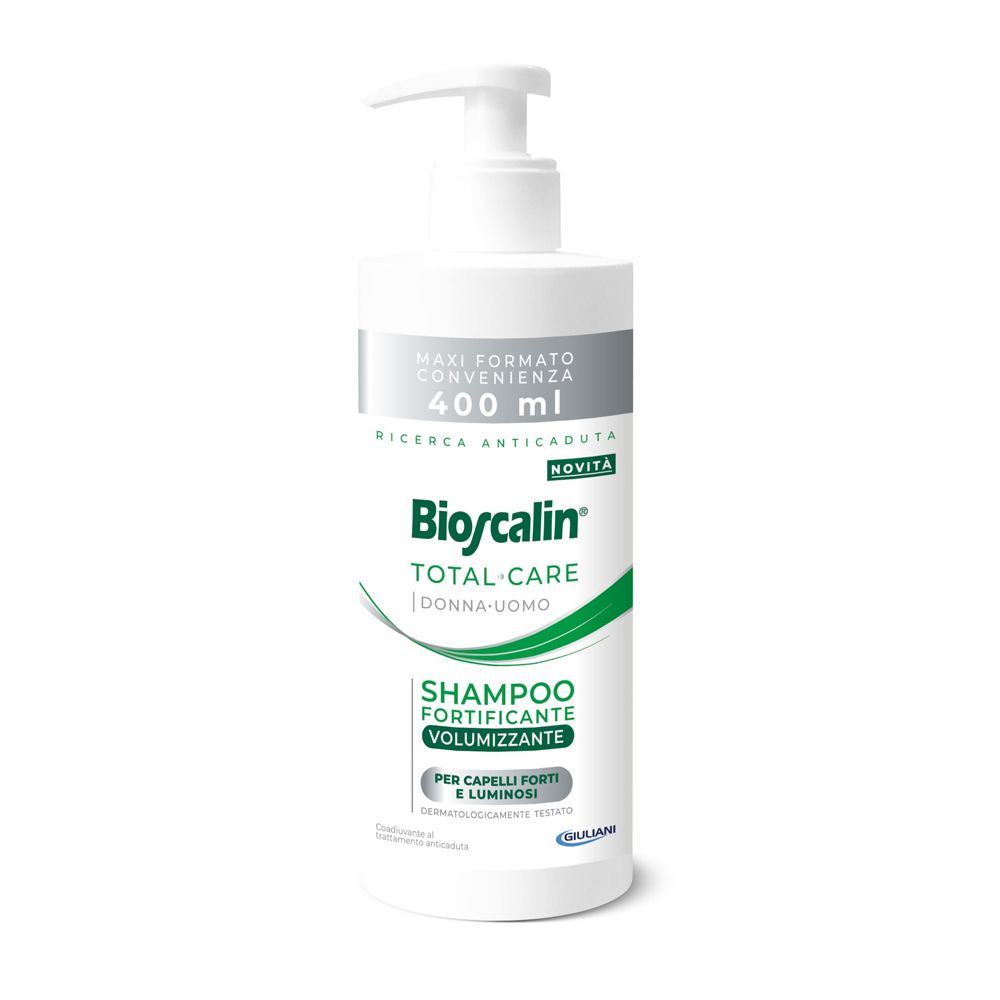 Flacone di shampoo bianco con dosatore. Scritta: Bioscalin Total Care, Shampoo fortificante volumizzante.