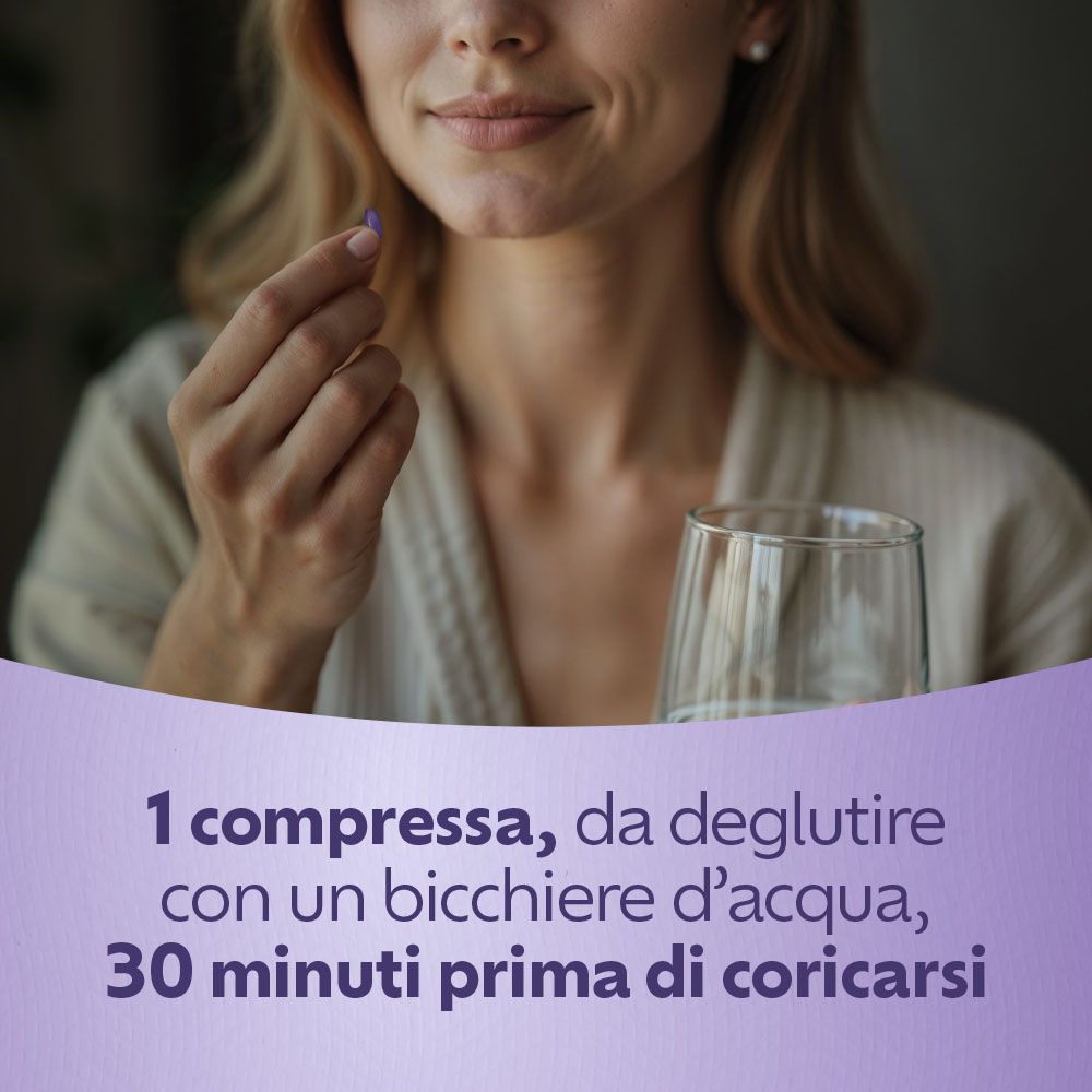 Donna tiene compressa. 1 compressa con un bicchiere d'acqua, 30 minuti prima di coricarsi.