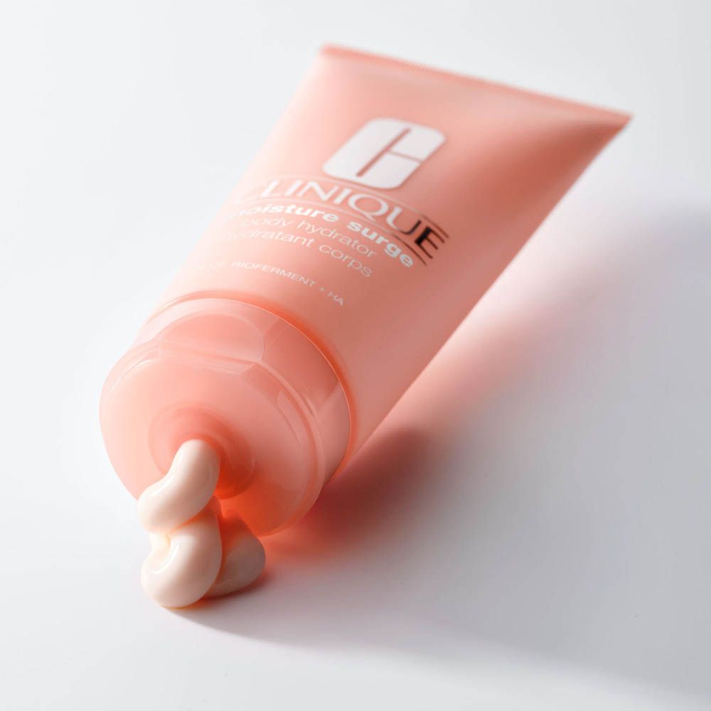 Crema idratante Clinique erogata da un tubetto.