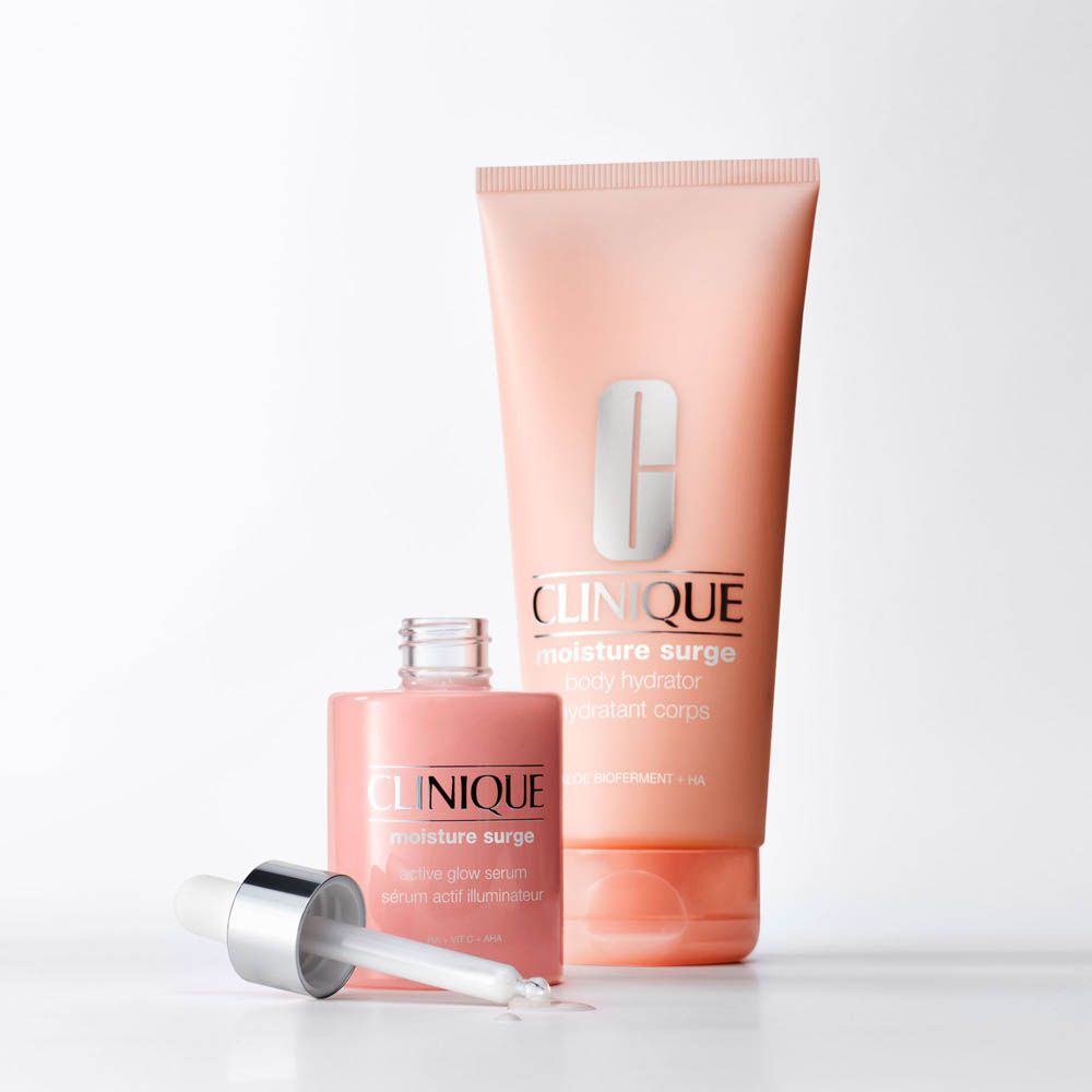 Crema idratante Clinique, siero e lozione per il corpo in un set rosa.
