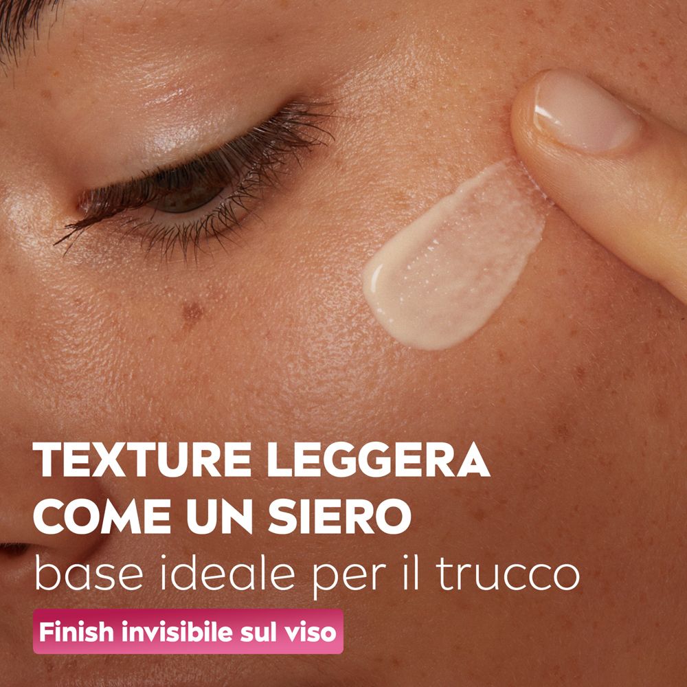 Primo piano di una mano che applica il siero. Testo: Texture leggera, base trucco ideale.