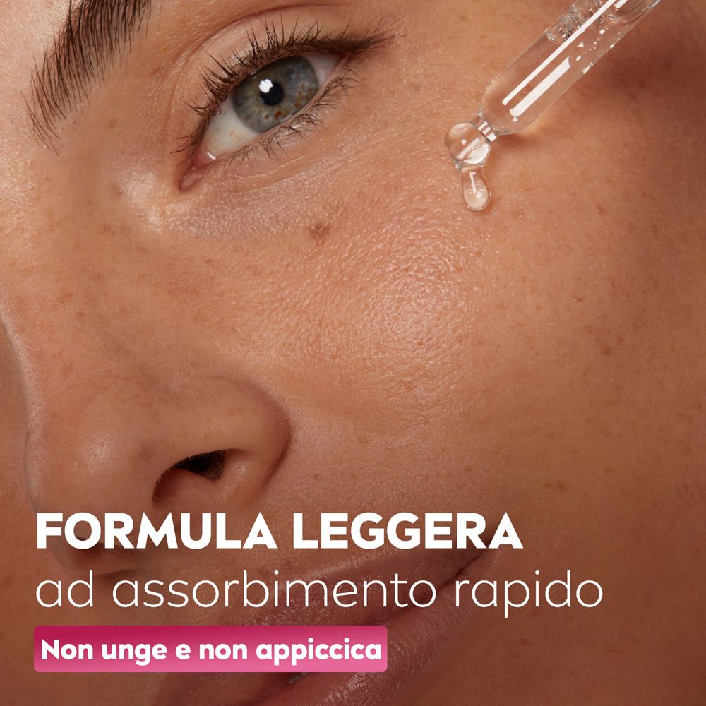 Primo piano di un viso. Pipetta con liquido. Testo: 'Formula leggera ad assorbimento rapido'.